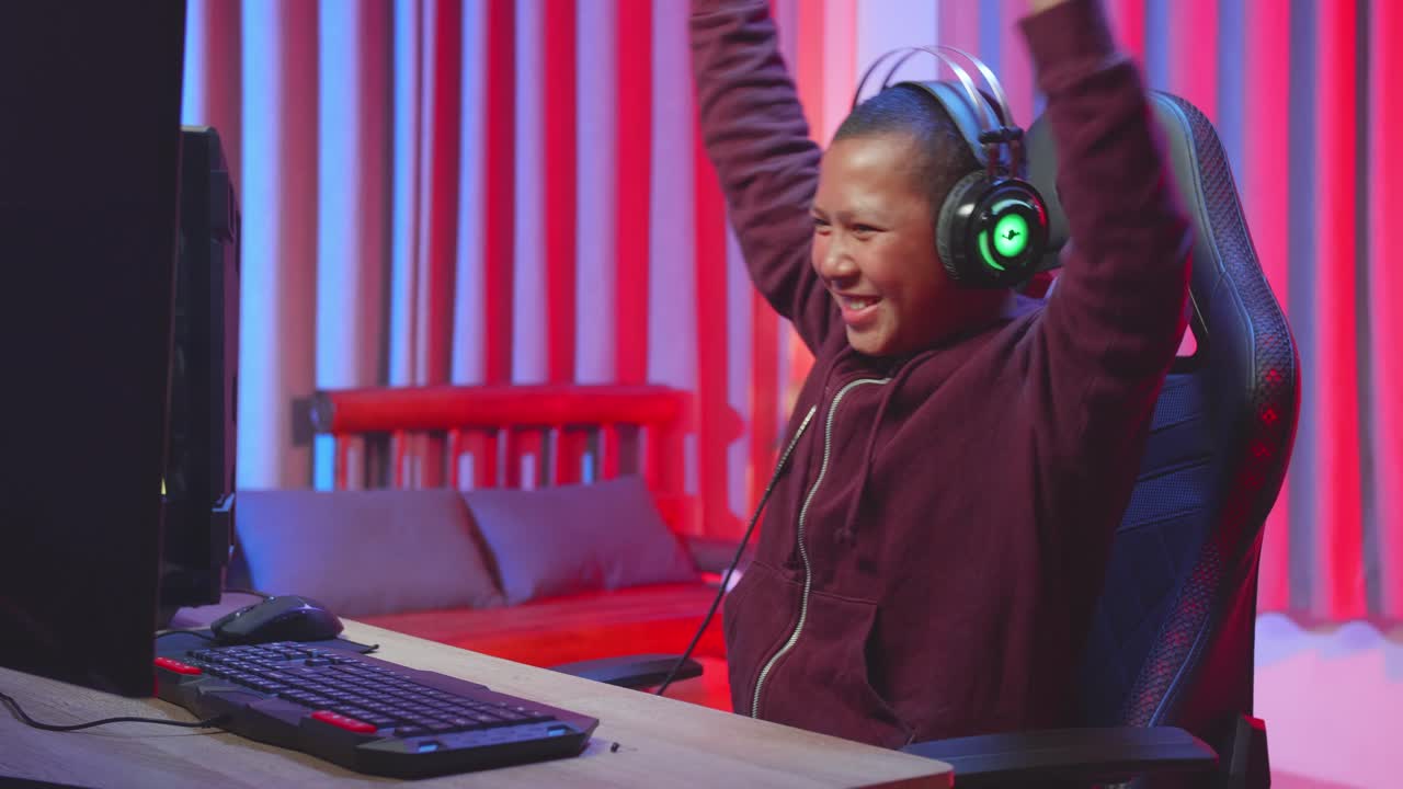 Begeisterter Teenager-Gamer feiert den Sieg