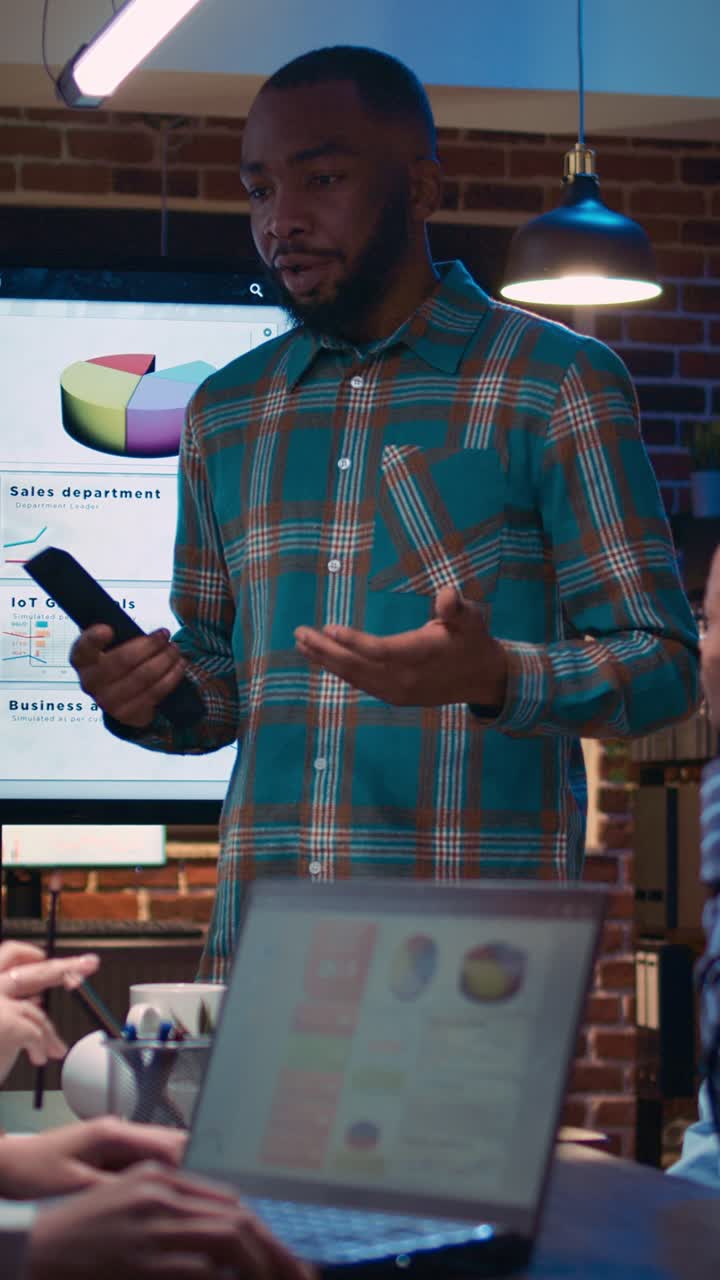 Vertical video: Business analytics team meeting, project manager showing corporate presentation