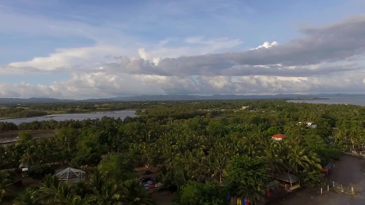playa de arena vacía y hermoso mar tranquilo en un día nublado, drone aéreo