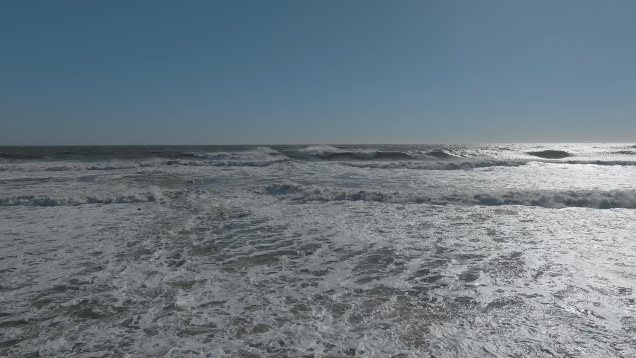 은 날 에 거친 바다 파도 의 공중 촬영