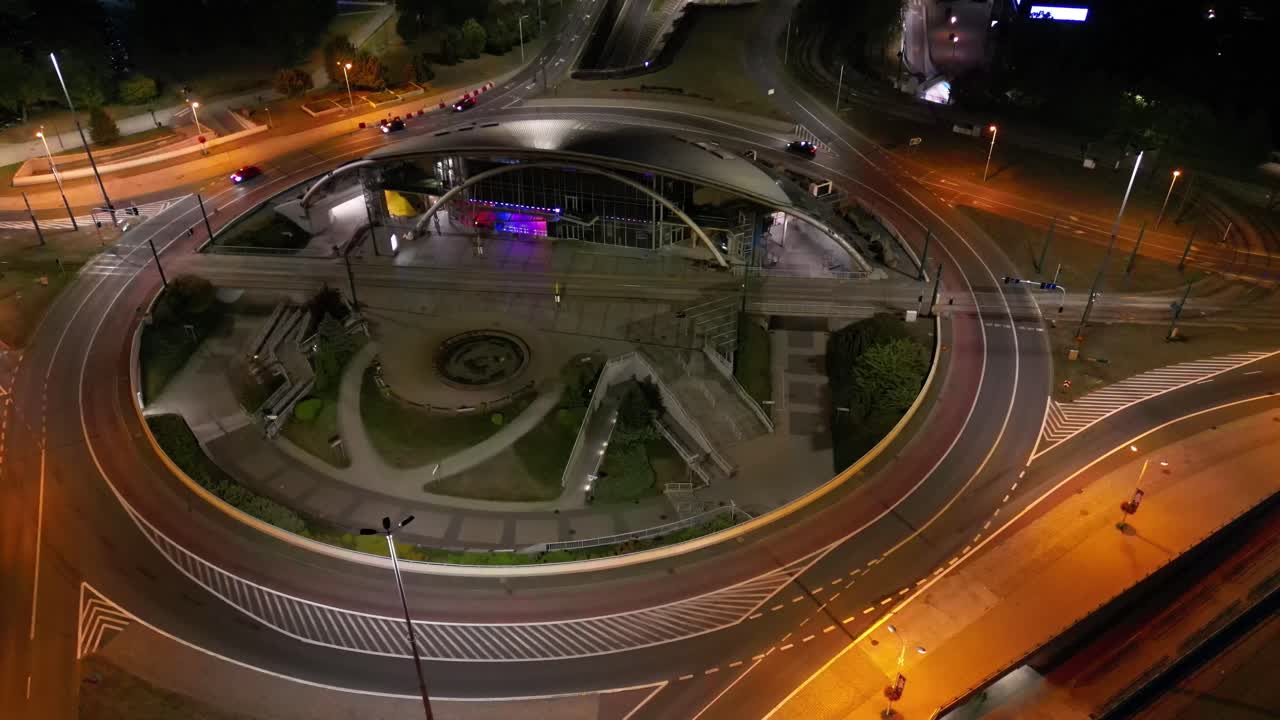 tráfico de medianoche en la ciudad de katowice - intersección de rotonda iluminada, vista de dron 4k