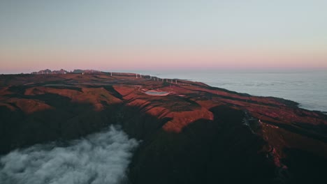 madeira rodeada de nubes al atardecer, panorama, molinos de viento en la distancia, aéreo, avión no tripulado