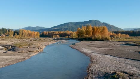 Drohnenaufnahmen-Aus-Der-Luft-Gegen-Ende-Des-Sommers-Am-Alder-Lake-Im-US-Bundesstaat-Washington