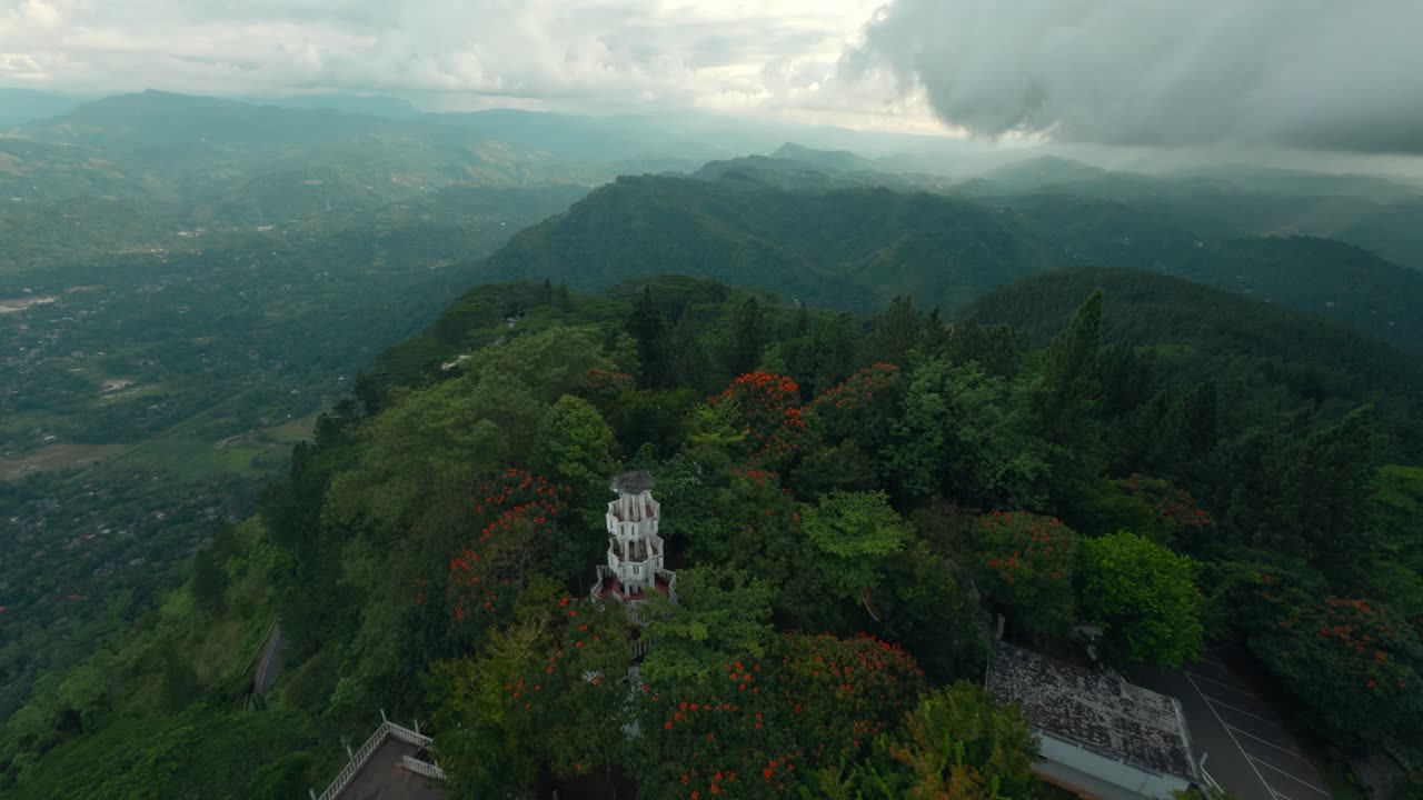 탑 이 있는 산악 풍경 의 공중 풍경