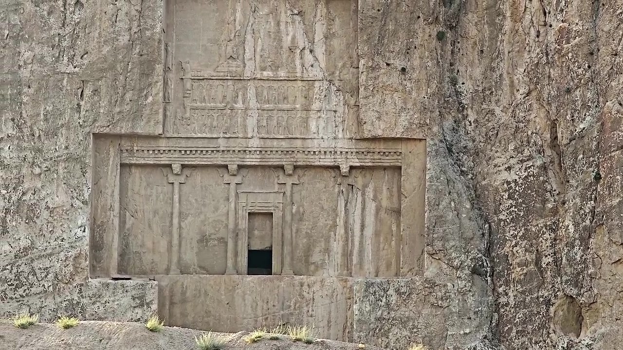 Antiga tumba rupestre esculpida na encosta do penhasco em Naqsh-e Rustam