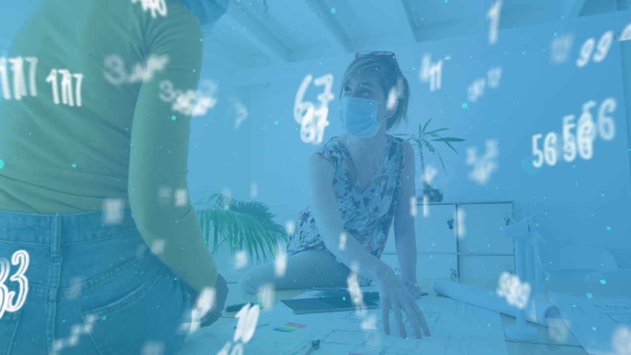 사무실에서 얼굴 마스크를 쓰고 있는 동료들과 함께 떠다니는 숫자의 애니메이션