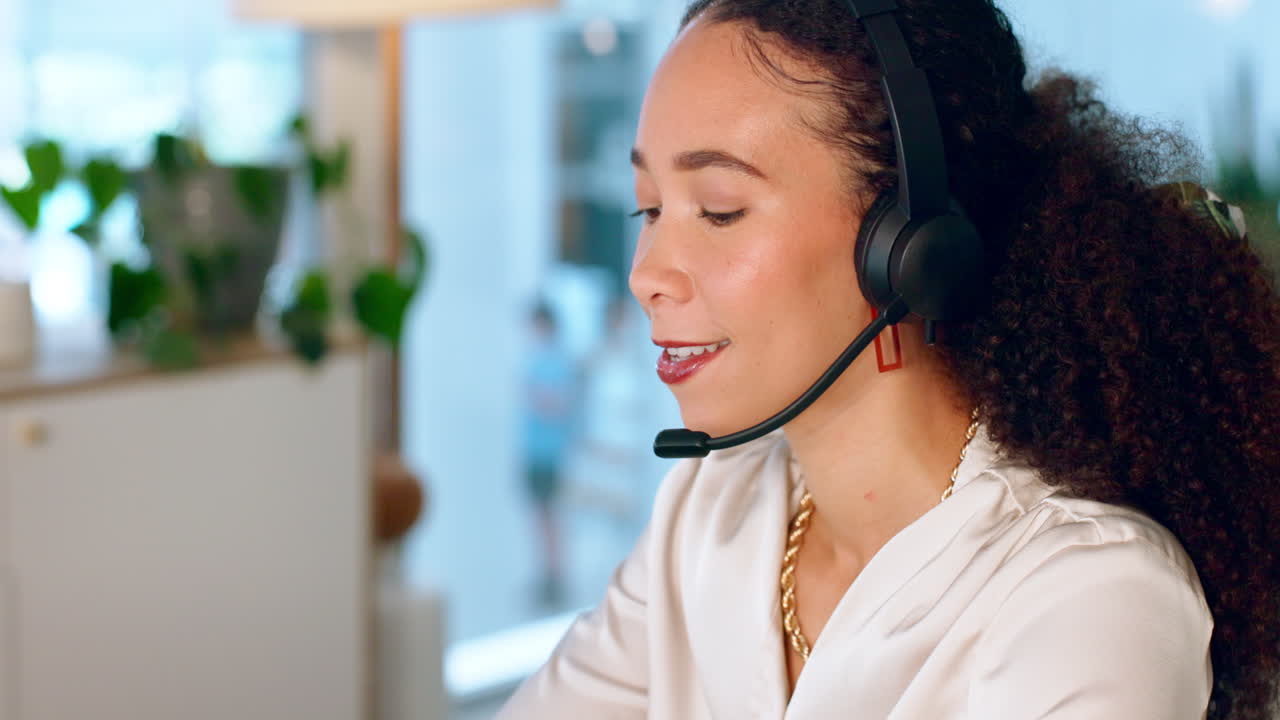 Call center, consulente donna amichevole