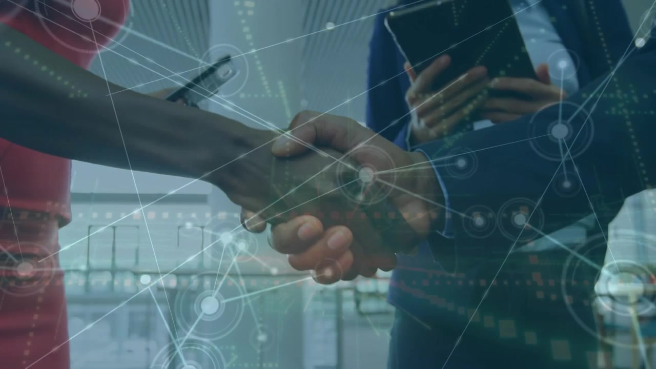 Animazione di connessioni ed elaborazione dati su diverse persone d'affari che si stringono la mano in ufficio.