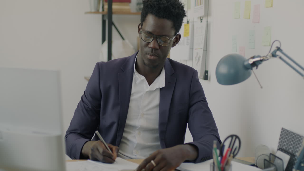 Homme travaillant à un bureau dans un bureau