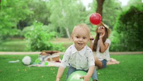 Geschwister-Spielen-Mit-Ball-Im-Park