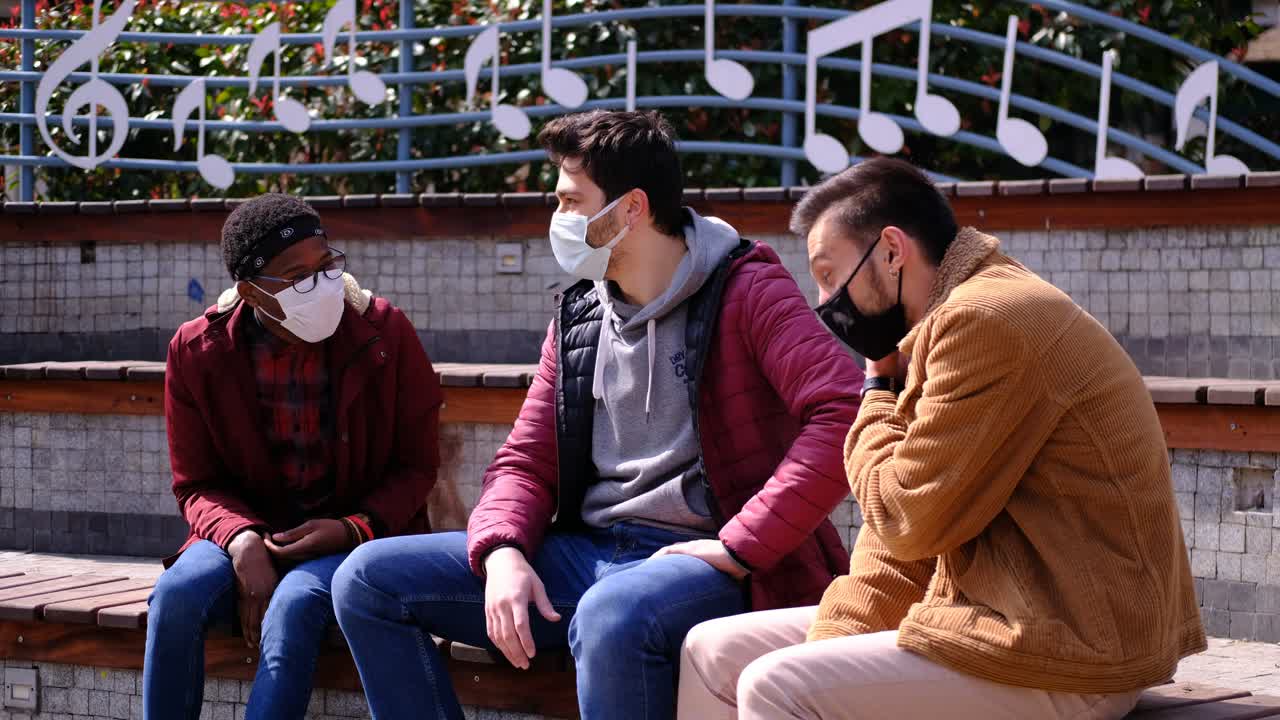 흑인과 백인 친구가 이야기하고 있습니다.