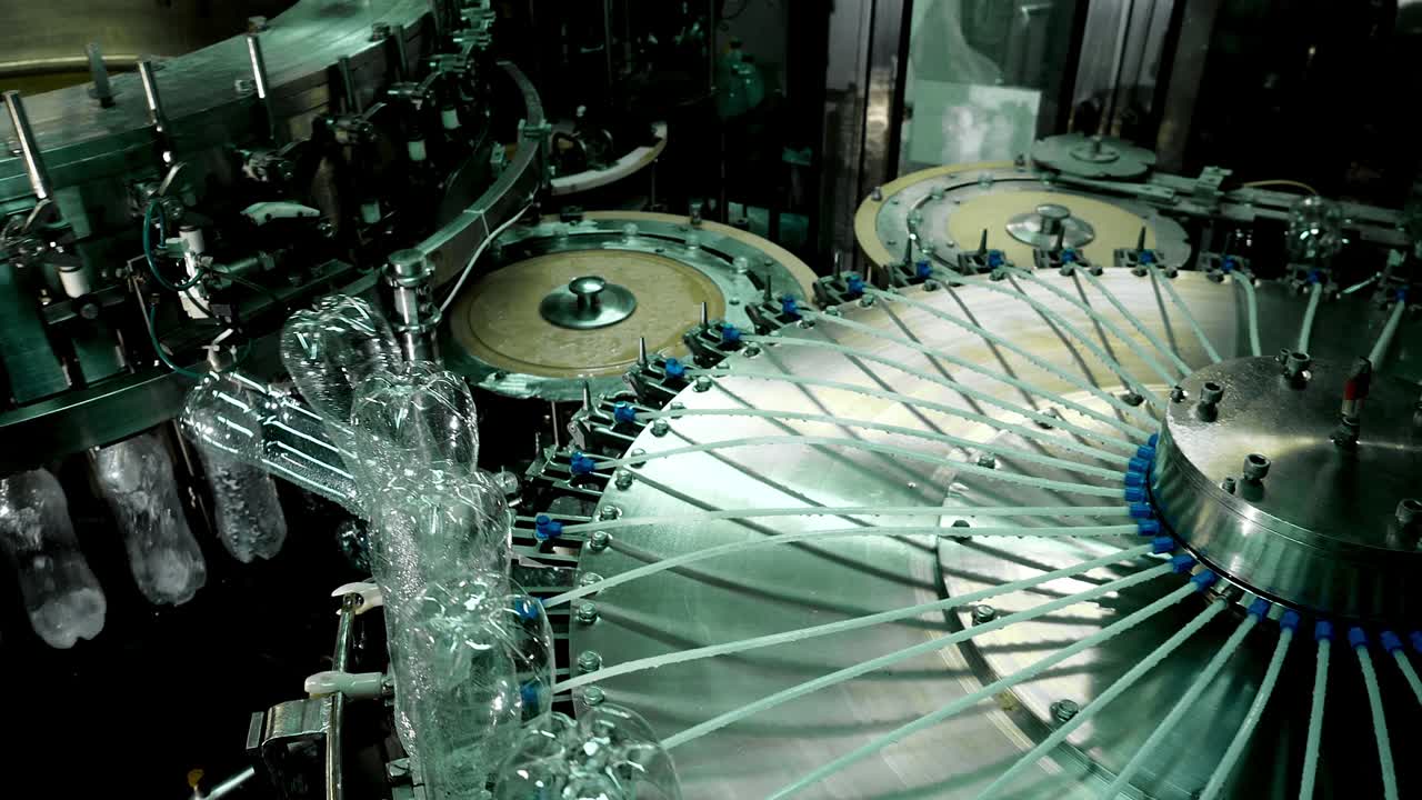 컨베이어 라인은 기술 용액, 음료수, 음료, 화학 물질을 병에 담습니다.