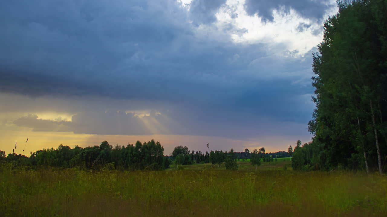 Nuvole in rapido movimento in time-lapse su un paesaggio di prateria al tramonto