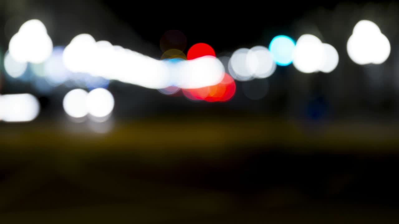 semáforos en una calle urbana por la noche