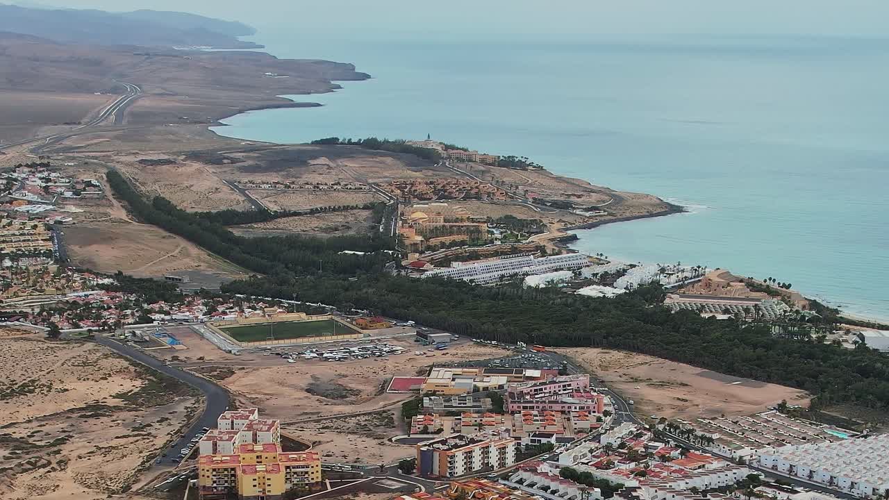 İspanya'daki Fuerteventura'nın sahilini ve yakınındaki binaları gösteren kuşbakışı görünüm.