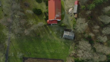 Vista-Aérea-De-Una-Iglesia-Blanca-Con-Techo-Rojo-En-Un-Día-Soleado-De-Primavera,-Amplio-Disparo-De-Drones-De-Ojo-De-Pájaro-Avanzando