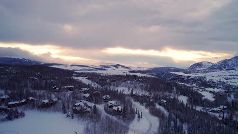 Luftdrohnenaufnahme-Von-Tellurid-Während-Des-Sonnenuntergangs-Im-Winter