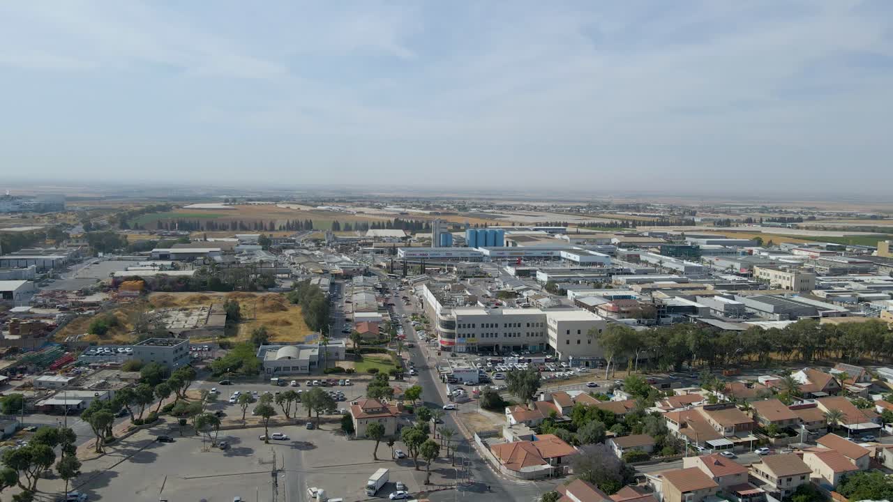 Droneoptagelse af indgangen til Netivot by om morgenen.