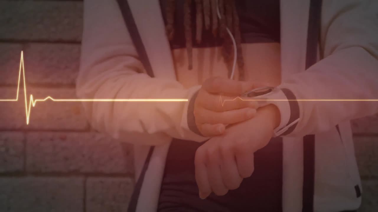 monitor de frecuencia cardíaca rojo brillante sobre la sección media del hombre usando reloj inteligente contra la pared de ladrillo