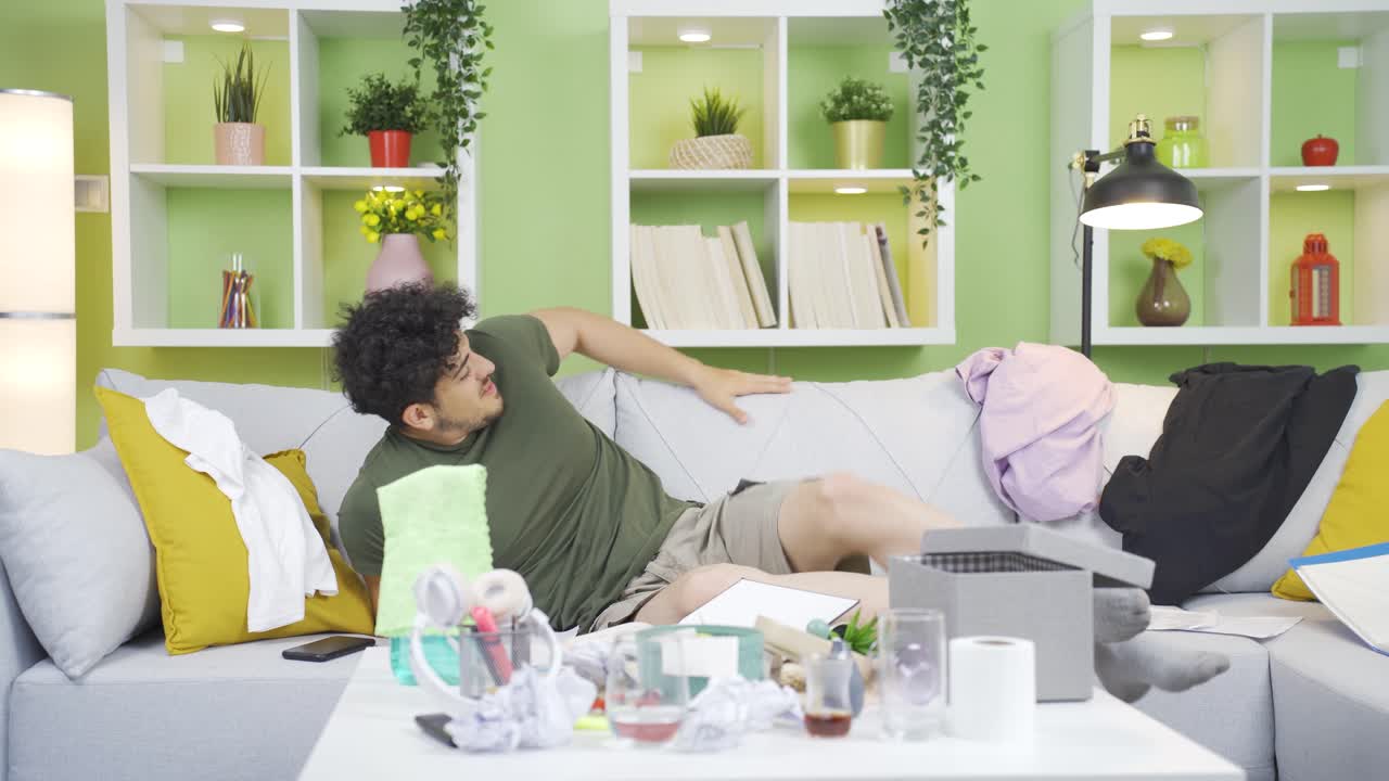 게으르고 부주의한 사람.