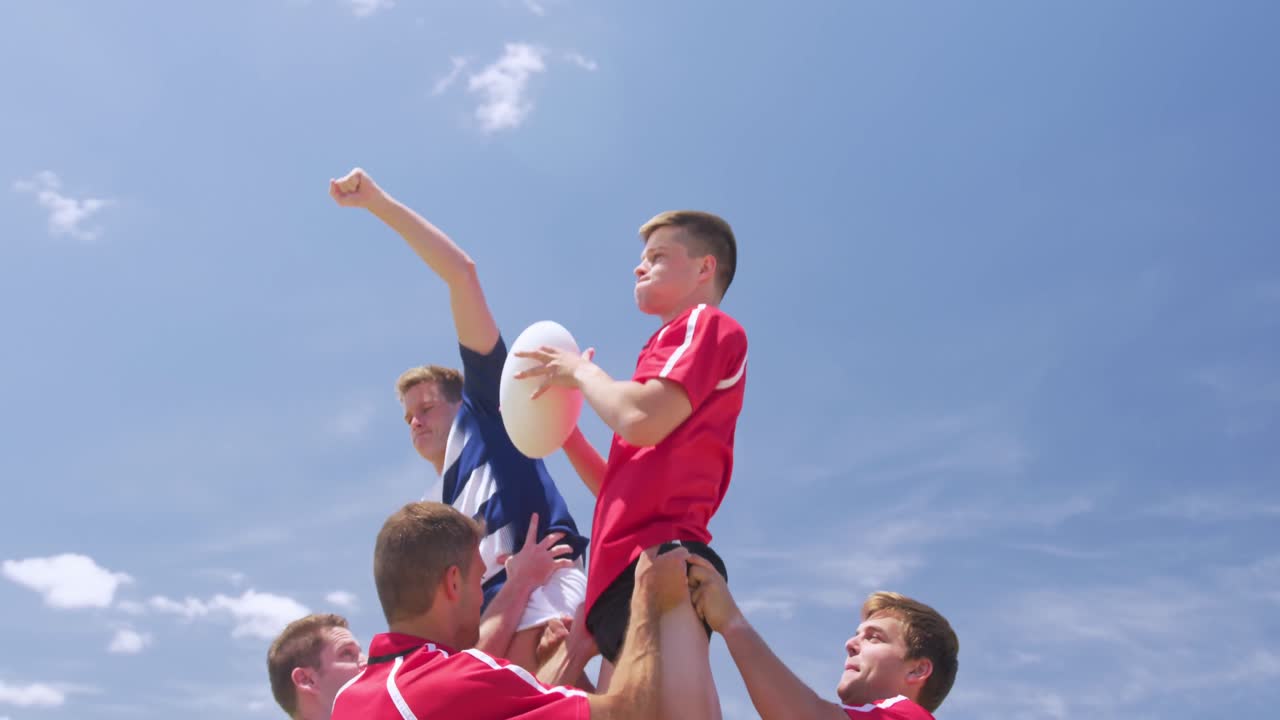 야구장에서 뛰는 럭비 선수들