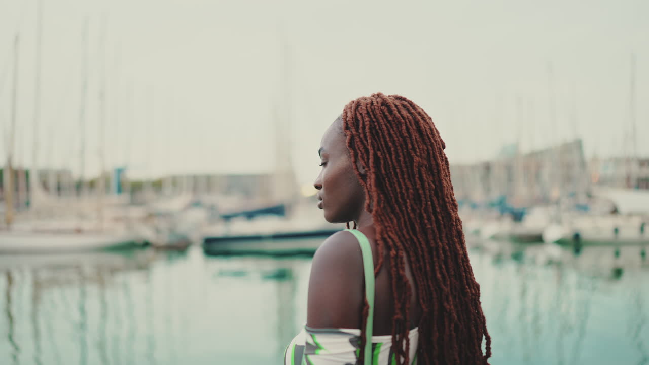 Donna con dreadlocks al porticciolo