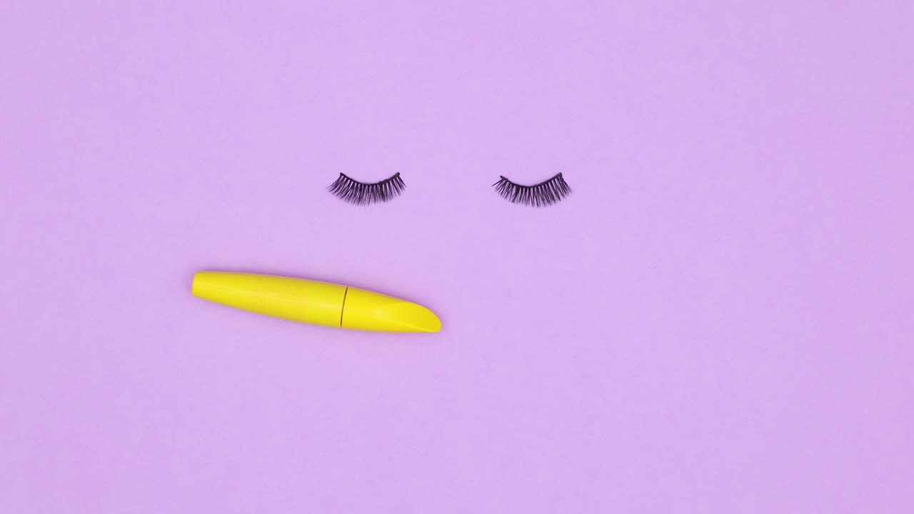 Il mascara appare e crea ciglia su tema viola. Stop motion.