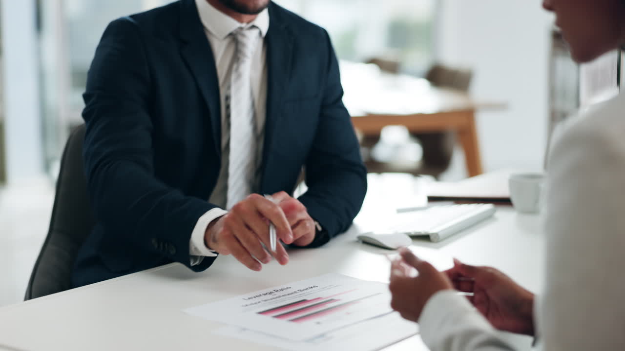 papeleo, estadísticas y manos de personas de negocios