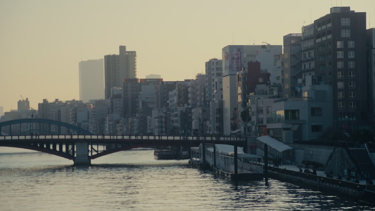 Vista del tramonto sul fiume a Tokyo che evidenzia l'architettura di Asakusa