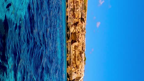 vista de ángulo bajo del nivel del mar desde un velero de la isla de favignana y agua de mar turquesa en sicilia, italia
