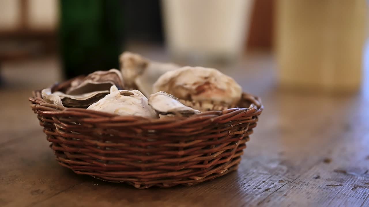 Aglio sul tavolo all'interno della casa di Charles Dickens, Londra, Regno Unito.