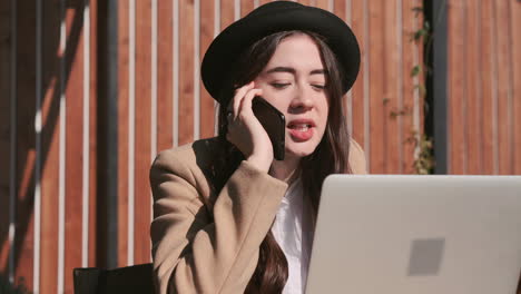 mujer que trabaja al aire libre