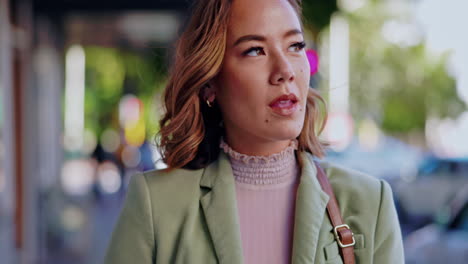 mujer, pensamiento y oportunidades futuras en la ciudad