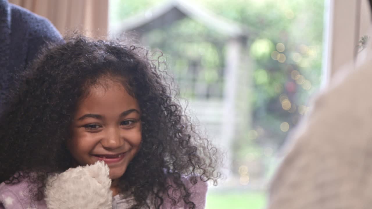 인형을 안고 있는 소녀