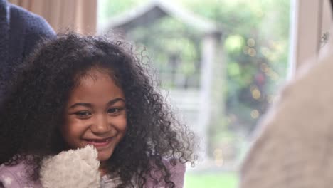 niña abrazando peluche