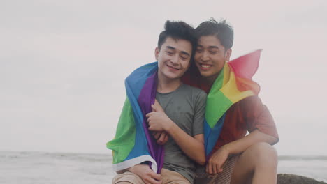 una pareja con una bandera arco iris.