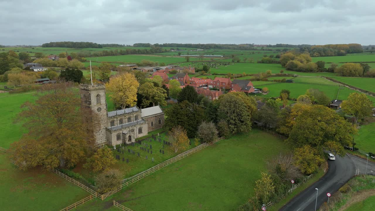 Video aereo realizzato con drone che mostra una piccola chiesa e un villaggio rurale alla periferia di Loughborough, Regno Unito