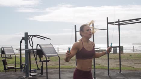 mujer caucásica deportiva haciendo ejercicio en un gimnasio al aire libre durante el día