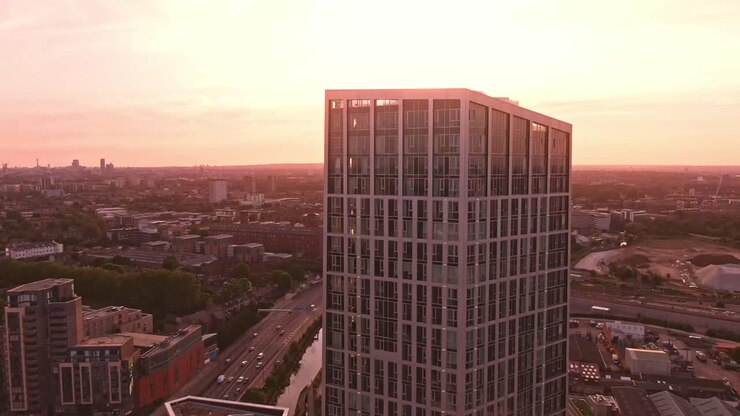 Tramonto a Londra, edificio bianco che scende