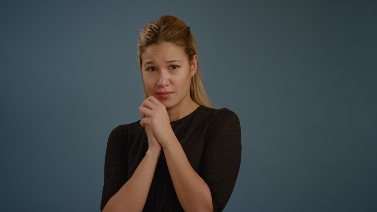 испуганная молодая женщина реагирует