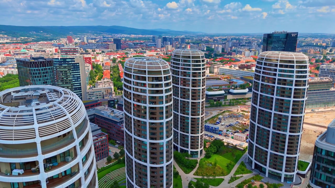 Bratislava, Eslováquia, 2 de junho de 2026: Torres residenciais elípticas do Sky Park, Bratislava, Eslováquia. Imagem de drone exibindo arquitetura futurista e distrito urbano sob luz do dia intensa.