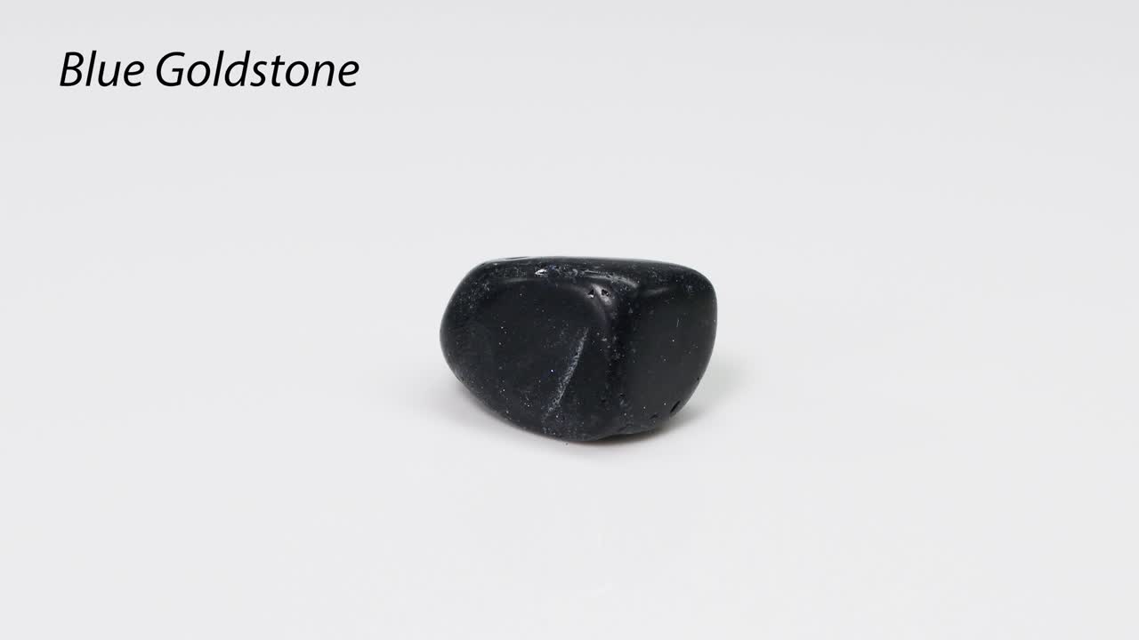 голубой золотой камень вращается на белом фоне