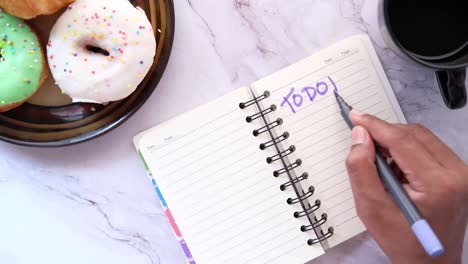 lista de tareas con rosquillas y café