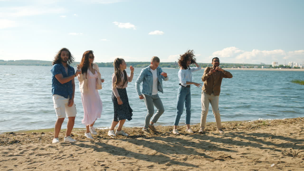 해변에서 춤추는 친구들