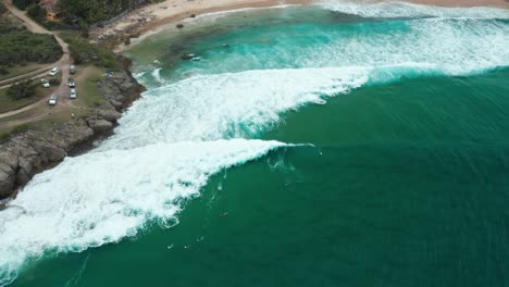 drone ojo de pájaro tiro de surfistas en tofinho point, mozambique