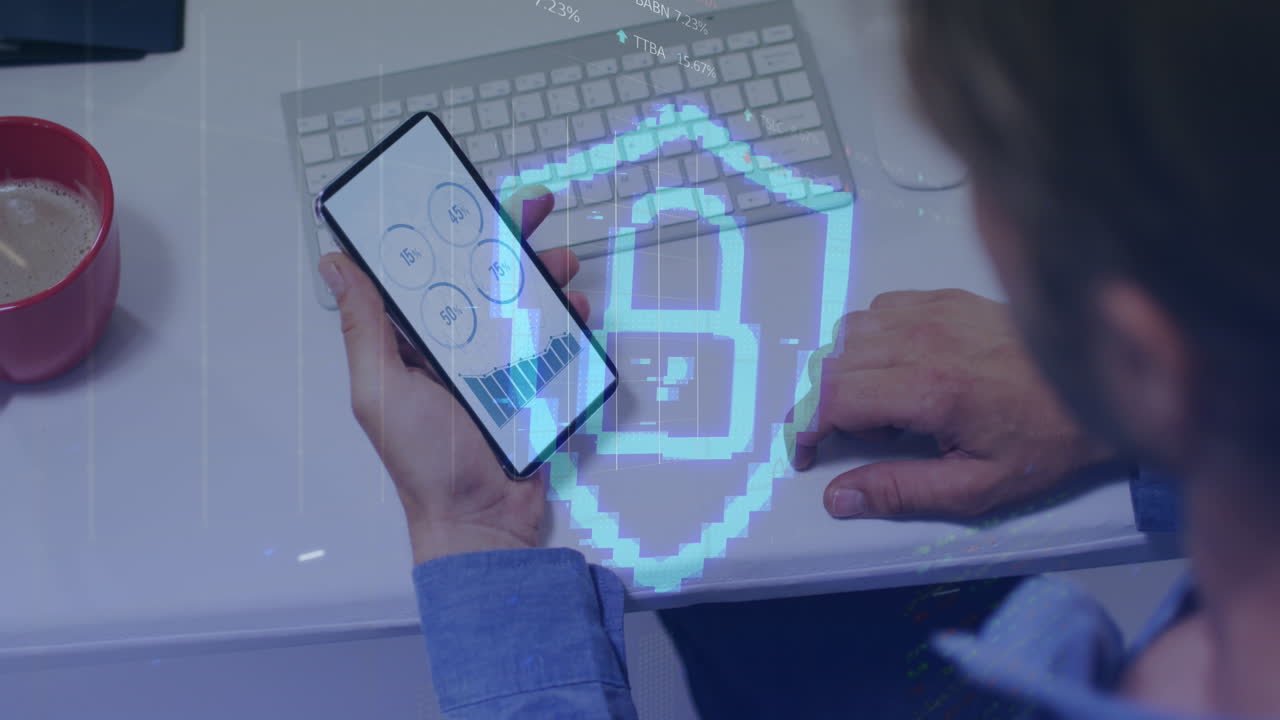animación del icono del candado y procesamiento de datos sobre el hombre caucásico usando un teléfono inteligente