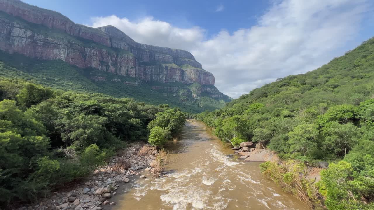 Il fiume Blyde scorre a valle nel Canyon del fiume Blyde in Sudafrica