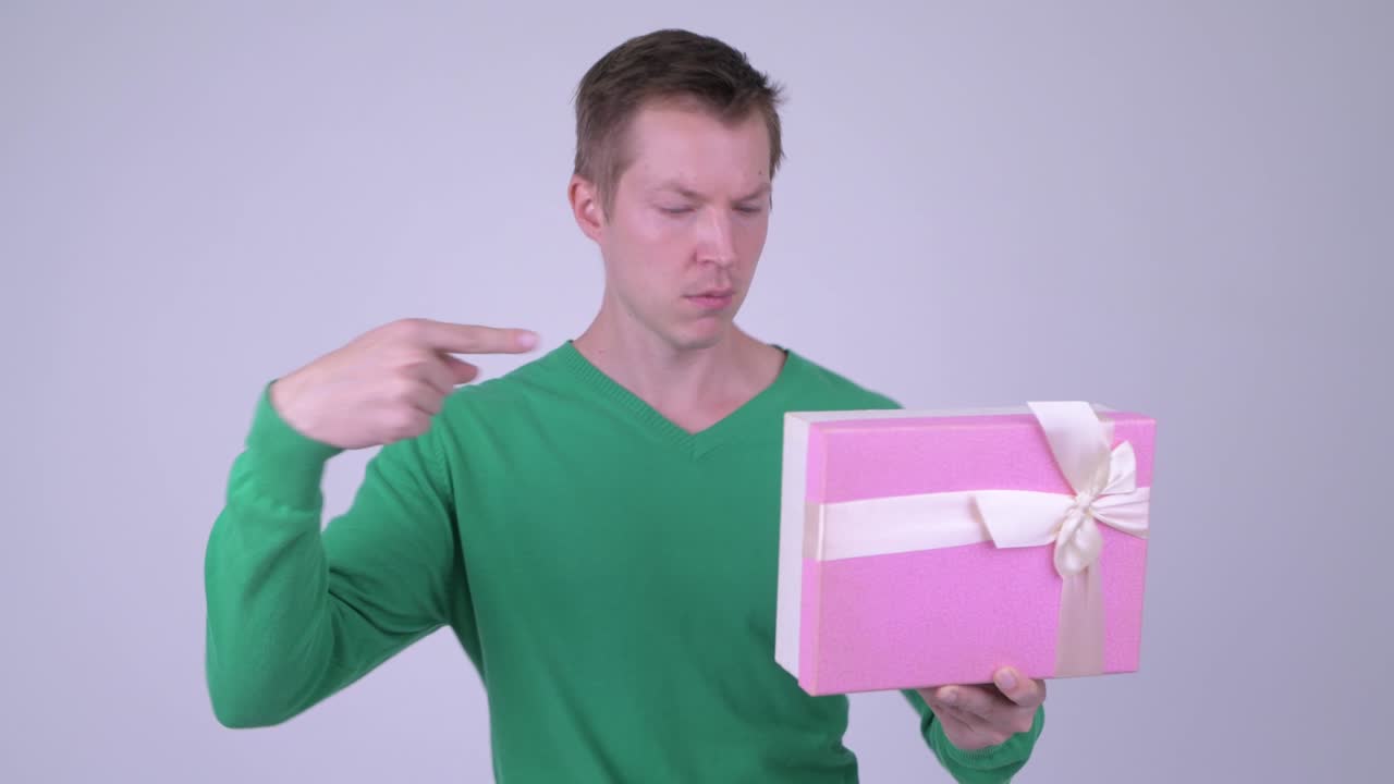 발렌타인 데이를 위해 준비된 젊은 잘생긴 남자