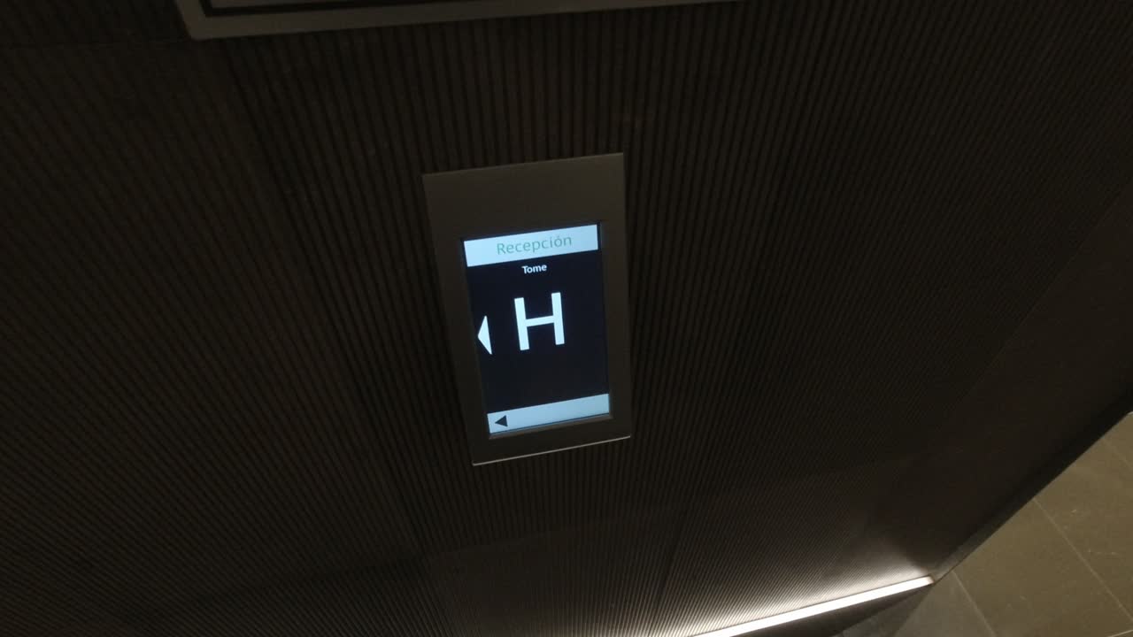 toma pov y ascensor en torre rascacielos desde piso alto hasta recepción