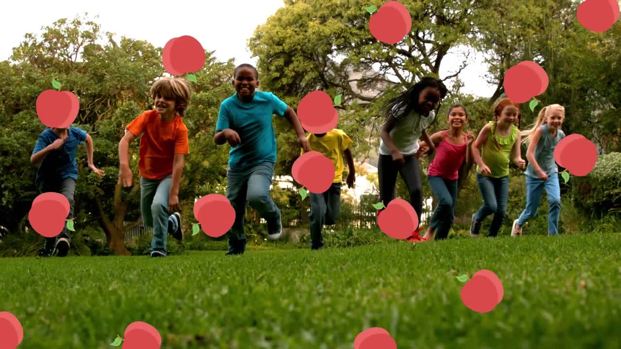 iconos de manzanas cayendo contra los niños corriendo en el parque
